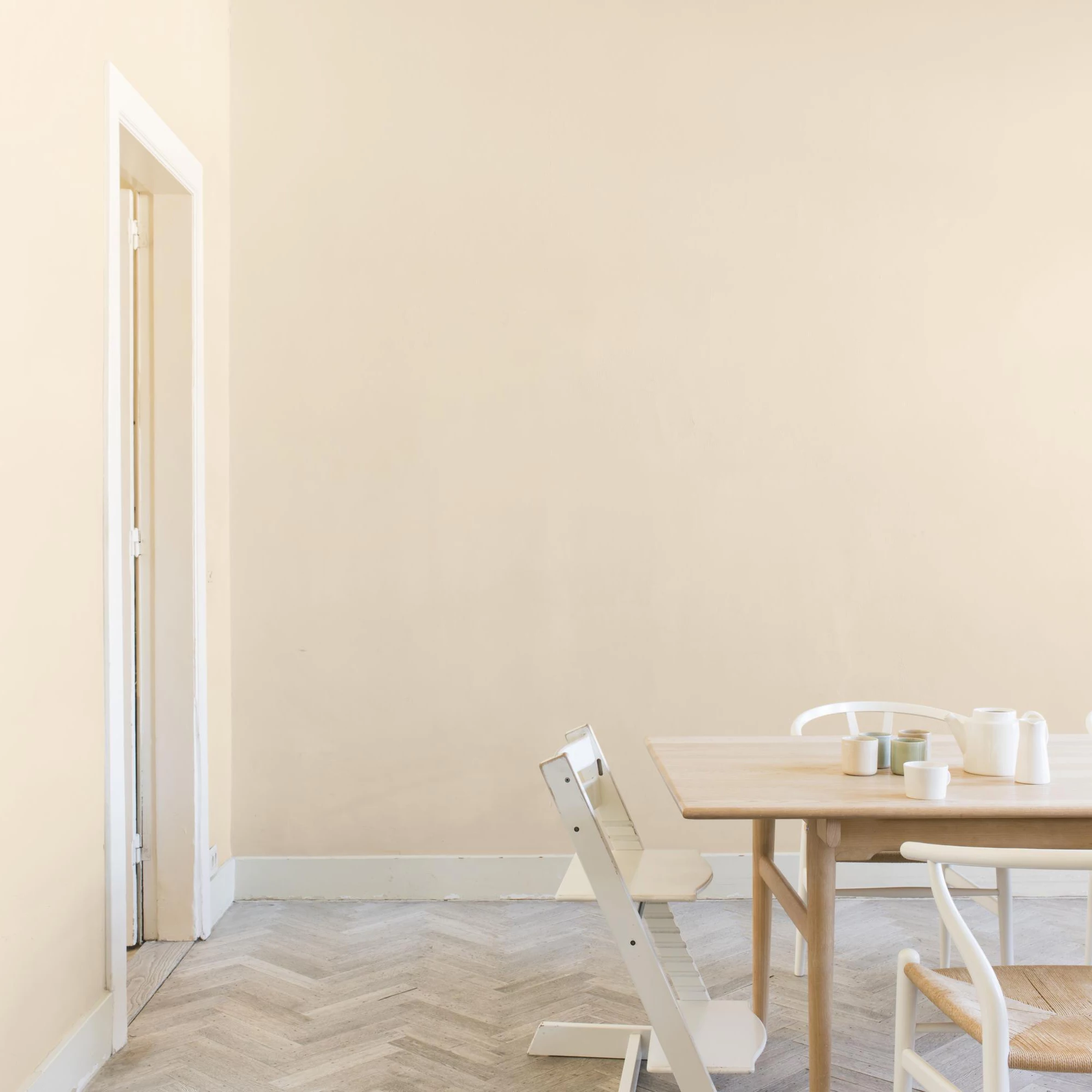 Dulux Easycare Bathroom Magnolia Soft Sheen Emulsion Paint, 2.5L 4 Dulux Easycare Bathroom Magnolia Soft Sheen Emulsion Paint, 2.5L - Image 4