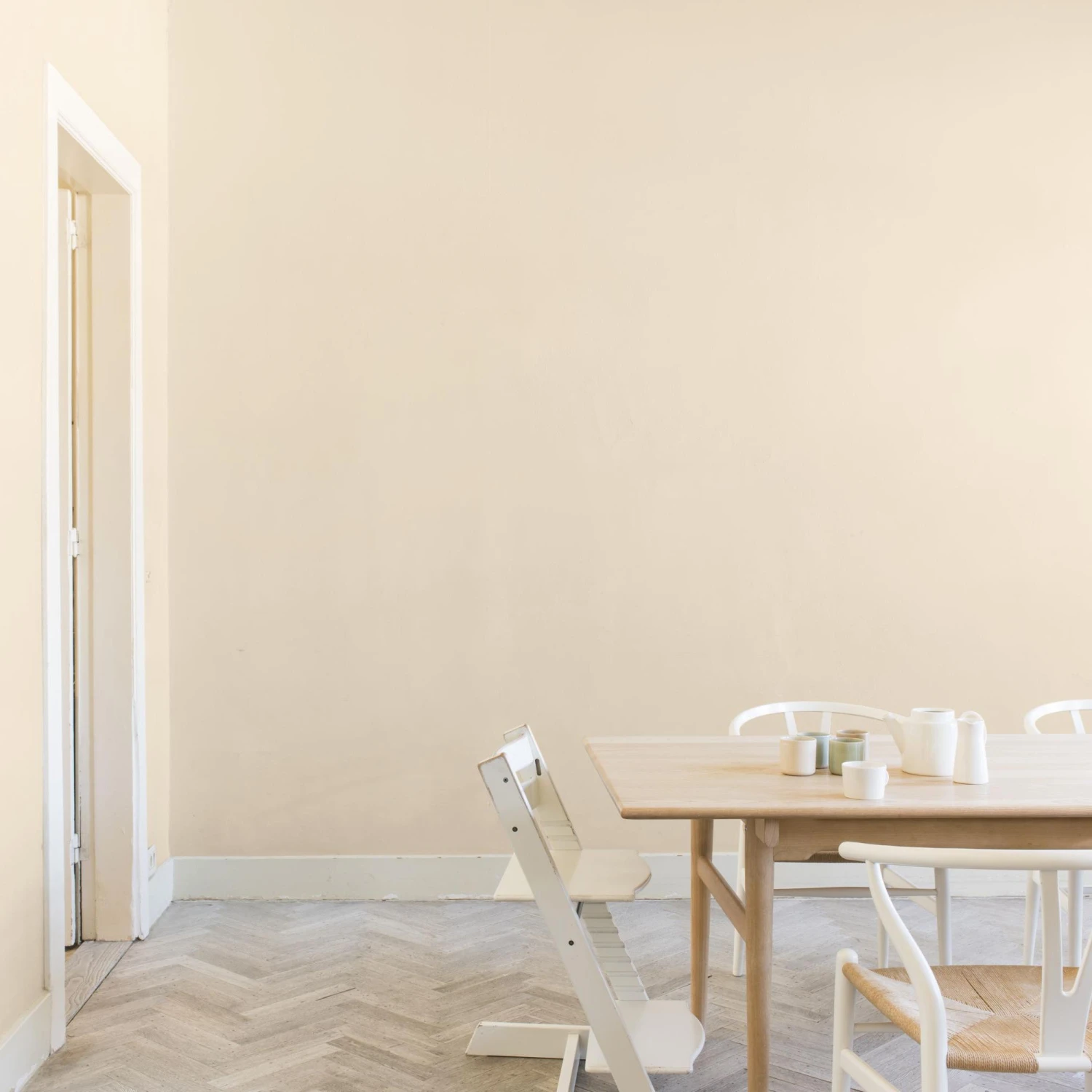 Dulux Walls & Ceilings Magnolia Silk Emulsion Paint, 2.5L 5 Dulux Walls & Ceilings Magnolia Silk Emulsion Paint, 2.5L - Image 5