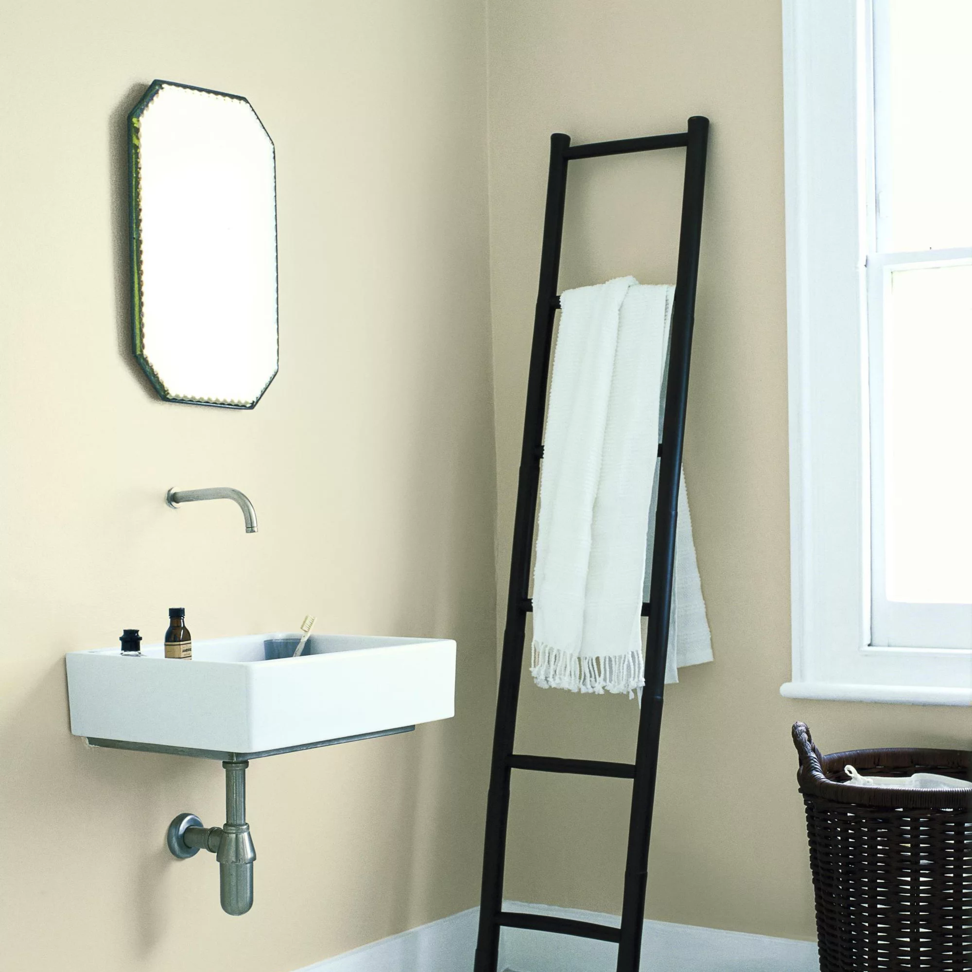 Dulux Walls & Ceilings Natural Hessian Silk Emulsion Paint, 2.5L 4 Dulux Walls & Ceilings Natural Hessian Silk Emulsion Paint, 2.5L - Image 4